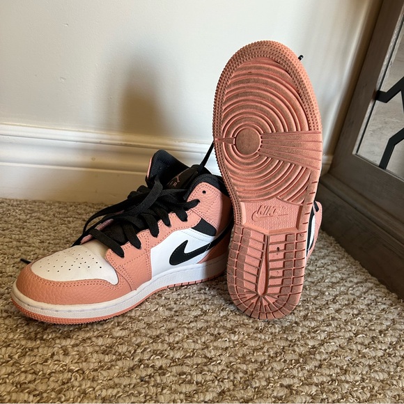 Jordan 1 Mid - Picture 2 of 3